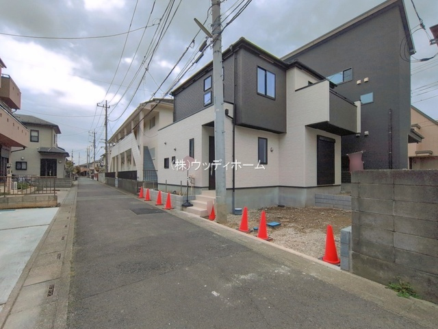 越谷市東越谷20期　新築一戸建ての前面道路含む現地写真