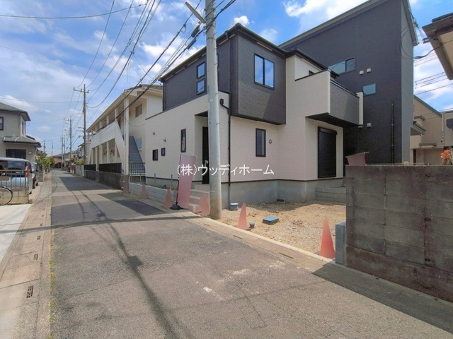 越谷市東越谷20期　新築一戸建ての前面道路含む現地写真