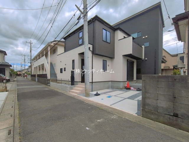 越谷市東越谷20期　新築一戸建ての前面道路含む現地写真