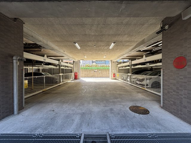 ファミールスクエア国分寺の駐車場