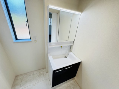 【独立洗面台】 | 流山市古間木新築戸建【八木南小学校：9分】 | シャワーヘッド付き三面鏡洗面化粧台