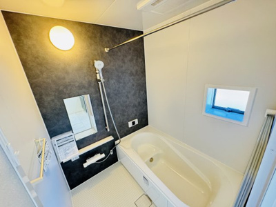 【浴室】 | 流山市古間木新築戸建【八木南小学校：9分】 | 手元で水流切り替えシャワーヘッド・足を伸ばせる広々浴槽で毎日リラックス♪