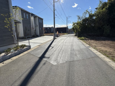 【前面道路含む現地写真】 | 流山市古間木新築戸建【八木南小学校：9分】 | 北東側前面道路・幅員約6ｍ