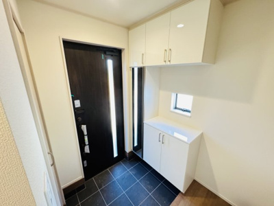 【玄関】 | 流山市古間木新築戸建【八木南小学校：9分】 | 玄関ホール・ミラー付きシューズボックス