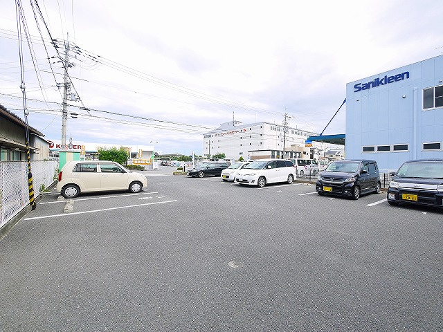 ゴールド・クレストの駐車場|駐車場があるので、車を買う予定の方も安心です