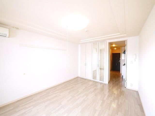 ゴールド・クレストの寝室|開放的な寝室です