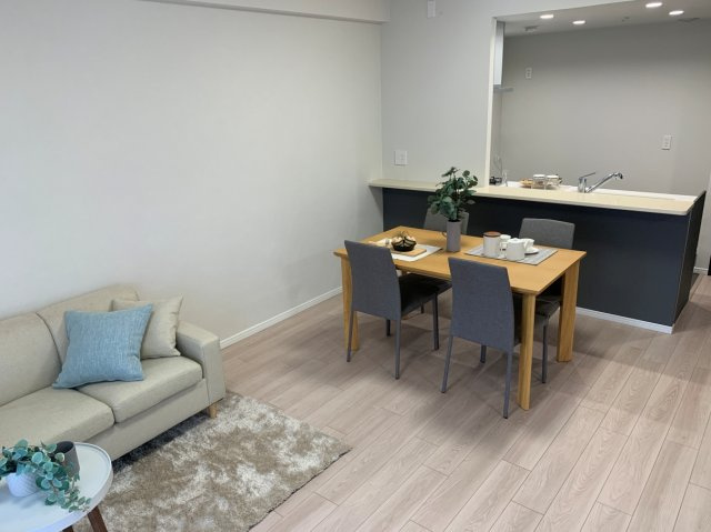 ベイマークスクエアプラザコートの居間・リビング|こちらの居間で趣味の時間をお楽しみください