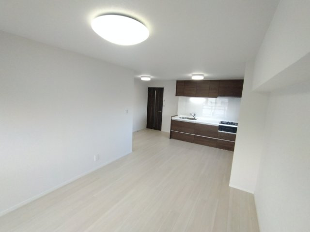 千葉グランドハイツの居間・リビング|こちらのリビングで趣味の時間をお楽しみください