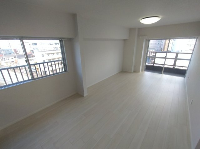 千葉グランドハイツの居間・リビング|こちらのリビングで趣味の時間をお楽しみください