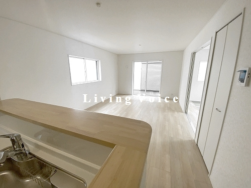 【居間・リビング】 | 【仲介手数料０円】秦野市栄町第1　新築一戸建て　6号棟　全6棟 | 秦野市栄町第1　新築一戸建て　全6棟