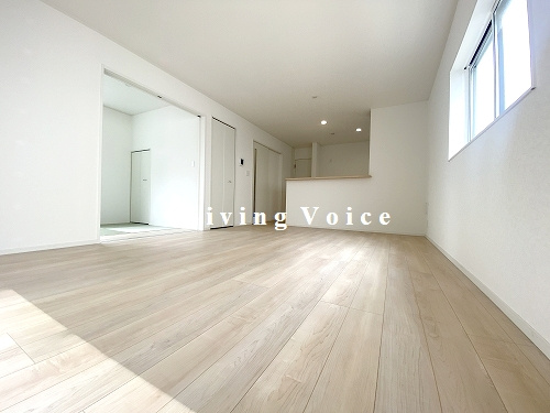 【居間・リビング】 | 【仲介手数料０円】秦野市栄町第1　新築一戸建て　6号棟　全6棟 | 秦野市栄町第1　新築一戸建て　全6棟