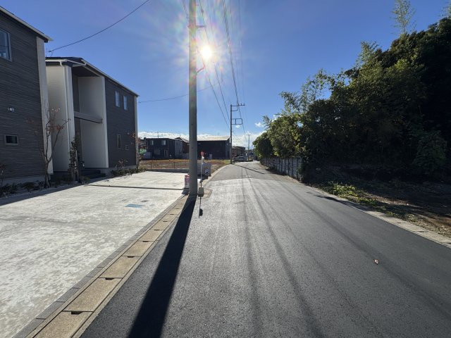 流山市古間木新築戸建【八木南小学校：9分】の前面道路含む現地写真|北東側前面道路・幅員約6ｍ