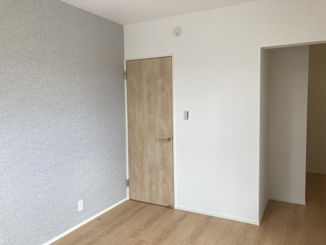 大塚町窪田の洋室