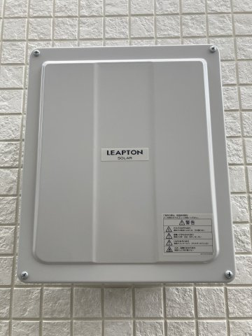 大塚町窪田の発電・温水設備|太陽光発電システム6.6kw搭載（パワーコンディショナー）