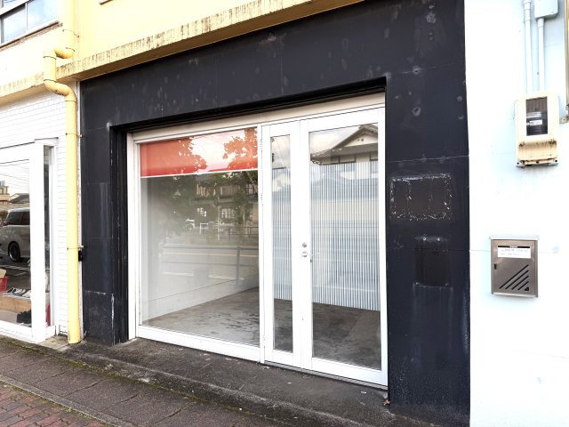 大運寺ビル貸店舗の玄関