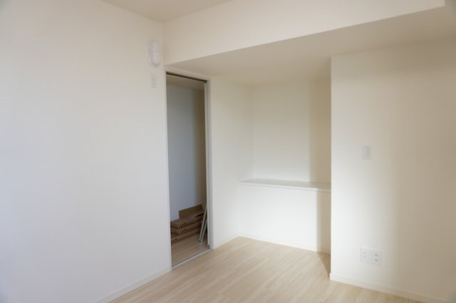 ベルドゥムール北越谷駅前の洋室