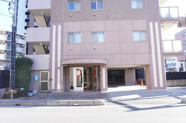 ベルドゥムール北越谷駅前の外観