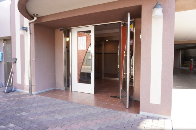 ベルドゥムール北越谷駅前のエントランス