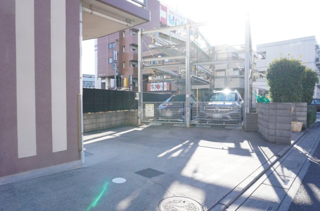 ベルドゥムール北越谷駅前の駐車場