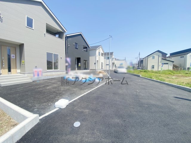 所沢市久米・全3棟　新築一戸建　1号棟　～駐車並列2台～の前面道路含む現地写真