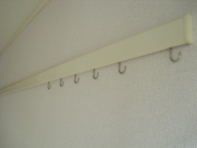 シティハイム　パンジーの設備|室内のハンガーバーはコートなどを掛けるのにも便利です