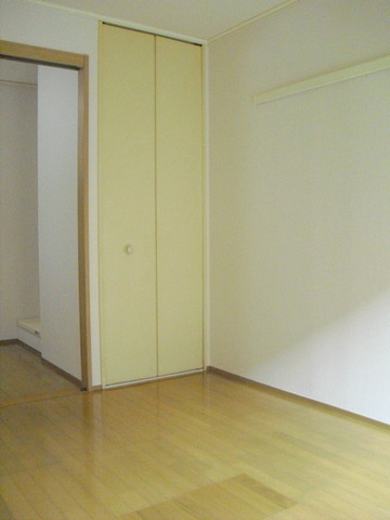 シティハイム　パンジーの寝室|南向きの明るいフローリングの洋室６帖