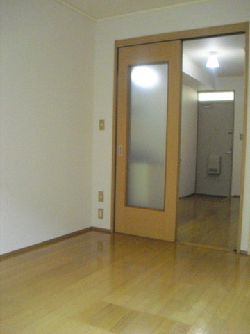 シティハイム　パンジーの内装|洋室とキッチンの間には仕切りがあります