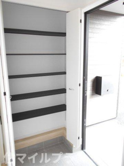 【玄関】 | 郡山市大槻町三角田新築一戸建て5棟 | シンプルで使いやすい玄関です