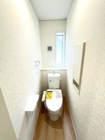 【トイレ】 | 大野城市乙金3丁目第3　1号棟（全1棟）【仲介手数料無料・0円】 | 現地写真。2階にもトイレです。