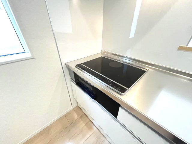 【キッチン】 | 大野城市乙金3丁目第3　1号棟（全1棟）【仲介手数料無料・0円】 | 現地写真。IHクッキングヒーター