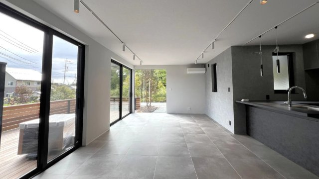 西軽井沢 追分エリア サウナ付き3LDKの未入居戸建の居間・リビング
