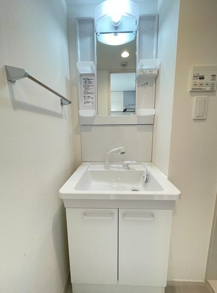 ヴィラ川口元郷の独立洗面台|別号室参考写真です。