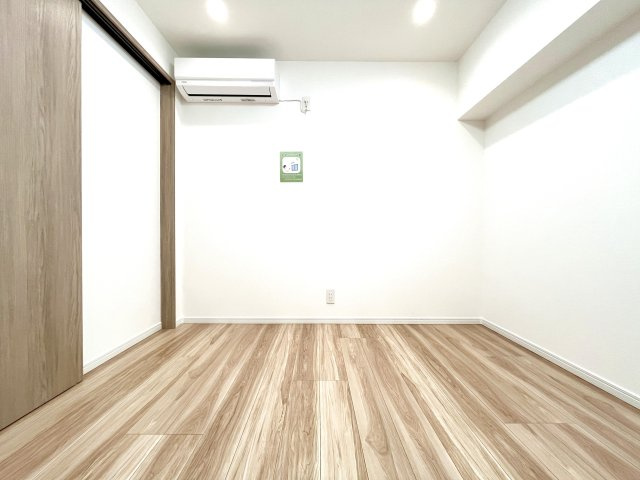 ネオコーポ亀有の洋室|新規エアコンが備え付けられているので、お引越し時の初期費用を抑え、すぐに新生活を始められますね♪