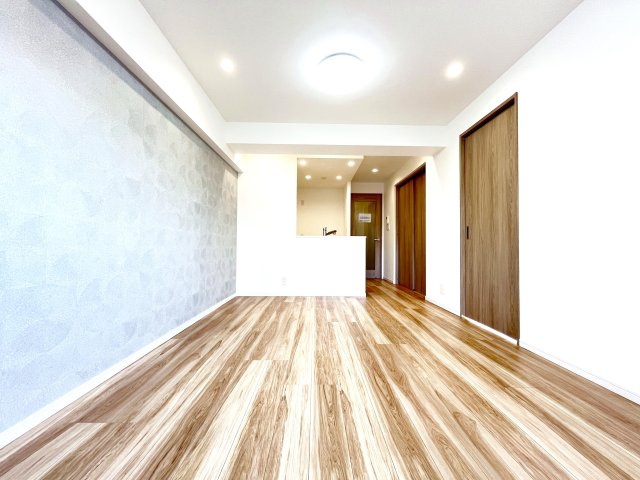 ネオコーポ亀有の居間・リビング|午後から明るくなるから、のんびりスタートの休日にぴったり。西向きリビングで、自分らしい時間を