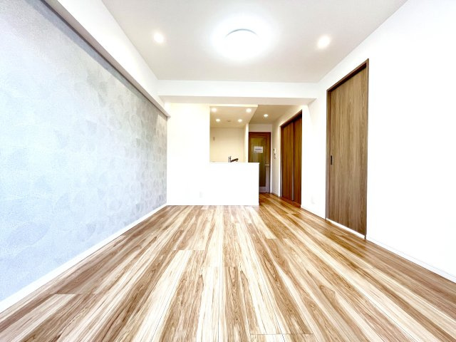 ネオコーポ亀有の居間・リビング|西向きリビングは、窓の外に広がる夕焼けが、今日もおつかれさまって言ってくれる。そんな景色が日常になる場所です