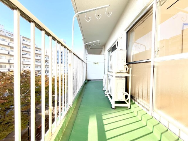 ネオコーポ亀有のバルコニー|空に近い暮らしが、心まで軽やかに。高階層の眺望が、毎日に深呼吸できる余白を与えてくれます