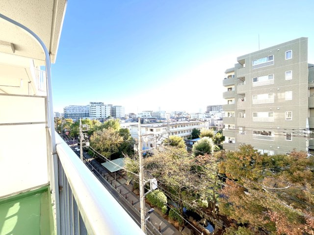 ネオコーポ亀有の展望|遮るものがないからこそ感じる、空との一体感。抜け感のある眺望が、心まで軽やかにしてくれます