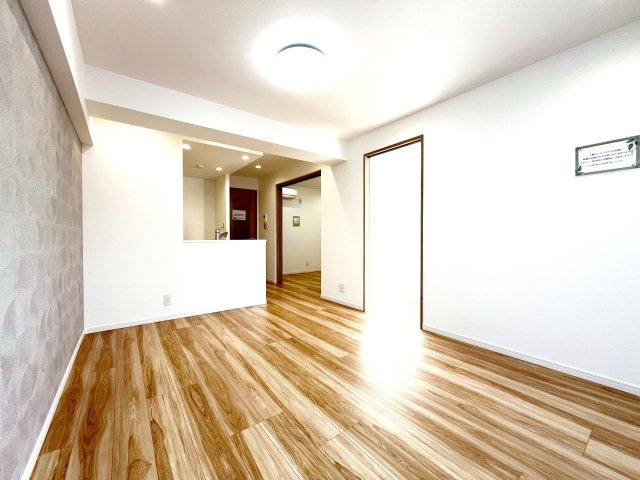 ネオコーポ亀有の居間・リビング|西日がつくる長い影と、あたたかな空気。一日の終わりを、ゆっくり味わえるリビングです