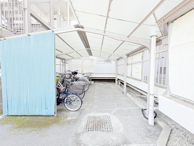 ネオコーポ亀有の駐輪場|直射日光や風雨から自転車をガード。屋根付き駐輪場が、毎日の移動を快適に支えます