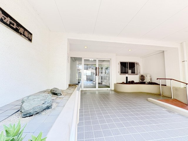 ネオコーポ亀有|住まいの“第一印象”を決める場所。洗練されたエントランスが、毎日の帰宅をちょっと誇らしくしてくれます