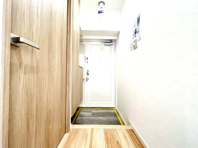 ネオコーポ亀有の玄関|帰宅と同時にパッと点灯。玄関のセンサー照明が、暗がりの不安をやさしく照らしてくれます