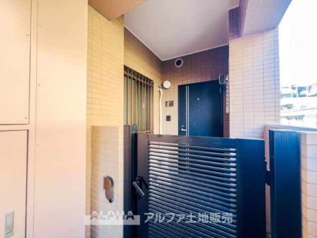 フォルスコート調布染地公園のエントランス|【Alcorp】
◆アルコープ◆帰宅すると出迎えてくれる子供たち。専用スペースのアルコープはドア開閉時に部屋の中が見えてしまうのを防ぐ、プライベートに配慮したつくりといえます。