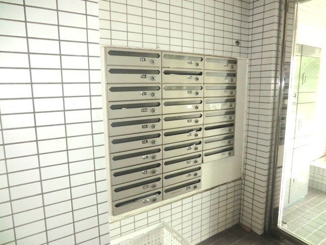 ベルセ別所のロビー|★共用ロビーに各戸の集合ポストを完備★