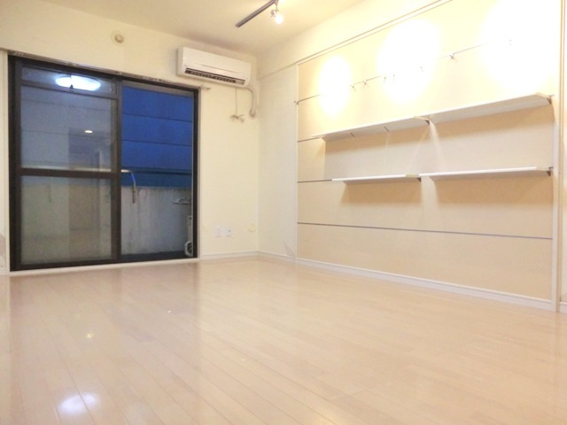 ベルセ別所の居間・リビング|★広々・洋室８帖の居室画像です★