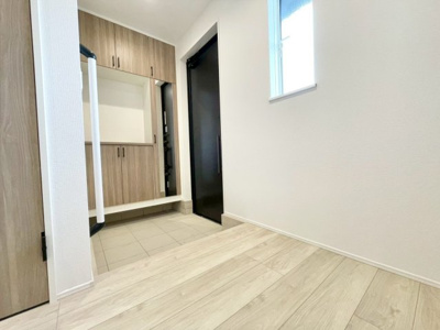 【玄関】 | 潮来市日の出5丁目2号棟 | ご見学はお気軽に0476-37-3888までお問合せ下さい！