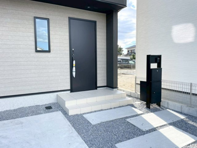 【エントランス】 | 潮来市日の出5丁目2号棟 | ご見学はお気軽に0476-37-3888までお問合せ下さい！