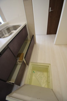 【内観：施工例】 | 【仲介手数料無料！！】稲城市若葉台1丁目　新築戸建て（全9区画）4号棟 5580万円 | 床下収納