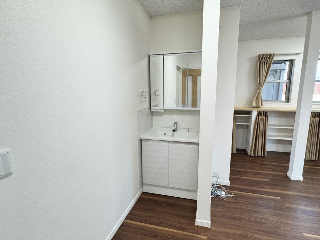 京目町事務所兼住宅の独立洗面台|■1階独立洗面台（独立洗面台は各階にございます）