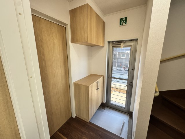 京目町事務所兼住宅の玄関|■裏口玄関にもシューズボックスがございます