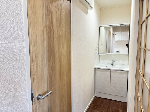 京目町事務所兼住宅の独立洗面台|■2階独立洗面台（独立洗面台は各階にございます）